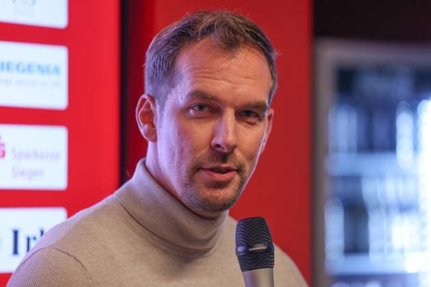 Pressekonferenz. Boris Schommers (SI) (nicht im Bild) wird als neuer Trainer der Sportfreunde Siegen vorgestellt. Im Bild Geschaeftsfuehrer (Geschäftsführer) Matthias Georg (SI) Fussball Regionalliga West, Sportfreunde Siegen, am 28.10.2025 in Siegen Deutschland.