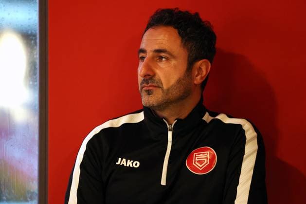 Pressekonferenz. Boris Schommers (SI) (nicht im Bild) wird als neuer Trainer der Sportfreunde Siegen vorgestellt. Im Bild Co-Trainer Mohamed Aslan (SI) (SI) Fussball Regionalliga West, Sportfreunde Siegen, am 28.10.2025 in Siegen Deutschland.
