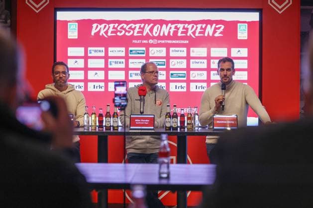 Pressekonferenz. Boris Schommers (SI) wird als neuer Trainer der Sportfreunde Siegen vorgestellt. V. li. Trainer Boris Schommers (SI), SF Siegen Stadionsprecher Mike Flender (SI) und Geschaeftsfuehrer (Geschäftsführer) Matthias Georg (SI) Fussball Regionalliga West, Sportfreunde Siegen, am 28.10.2025 in Siegen Deutschland.