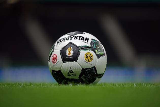 28.10.2025, xovx, Fußball DFB-Pokal, 2. Runde, Eintracht Frankfurt - Borussia Dortmund Der Spielball der DFB-Pokal-Partie Eintracht Frankfurt gegen Borussia Dortmund (DFL DFB REGULATIONS PROHIBIT ANY USE OF PHOTOGRAPHS as IMAGE SEQUENCES and or QUASI-VIDEO) emspor Frankfurt am Main