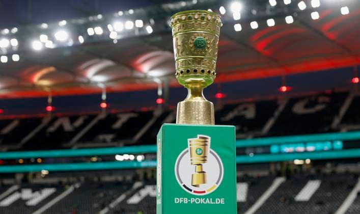v.l. Der ausgestellte Pokal, 28.10.2025, Fussball, DFB-Pokal, Eintracht Frankfurt - Borussia Dortmund, GER, Frankfurt am Main, Deutsche Bank Park, DFB REGULATIONS PROHIBIT ANY USE OF PHOTOGRAPHS AS IMAGE SEQUENCES AND OR QUASI-VIDEO. Copyright: HMBxMedia xHeikoxBecker