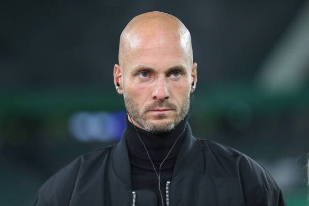 28.10.2025, xgox, Fussball - DFB Pokal 2.Runde VfL Wolfsburg - Holstein Kiel emspor, v.l. Paul Simonis (Wolfsburg, Trainer) nachdenklich (DFL DFB REGULATIONS PROHIBIT ANY USE OF PHOTOGRAPHS as IMAGE SEQUENCES and or QUASI-VIDEO) Wolfsburg
