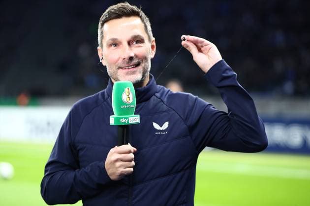 28.10.2025, xmohx, Fussball DFB Pokal 2.Runde, Hertha BSC Berlin - SV Elversberg v.l. Trainer Christian Fiel (Hertha BSC Berlin) im Interview mit Tonproblemen (DFL DFB REGULATIONS PROHIBIT ANY USE OF PHOTOGRAPHS as IMAGE SEQUENCES and or QUASI-VIDEO) Berlin