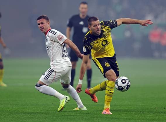 28.10.2025, xovx, Fußball DFB-Pokal, 2. Runde, Eintracht Frankfurt - Borussia Dortmund v.l. Mario Götze (Eintracht Frankfurt), Waldemar Anton (Borussia Dortmund) (DFL DFB REGULATIONS PROHIBIT ANY USE OF PHOTOGRAPHS as IMAGE SEQUENCES and or QUASI-VIDEO) emspor Frankfurt am Main