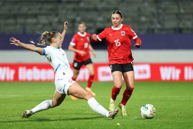 WOMEN SOCCER - NL, AUT vs CZE VIENNA,AUSTRIA,28.OCT.25 - WOMEN SOCCER - UEFA Women s Nations League, OEFB international match, Länderspiel, Nationalmannschaft Austria vs Czech Republic. Image shows Kristyna Ruzickova (CZE) and Maria Plattner (AUT).  GEPAxpictures xArminxRauthner