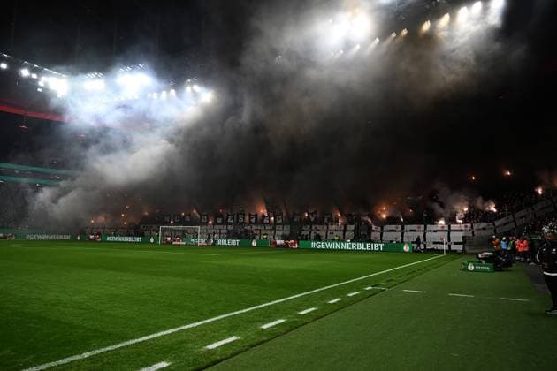 28.10.2025, xjhx, Fussball DFB Pokal 2.Runde, Eintracht Frankfurt - Borussia Dortmund v.l. Fans Eintracht Frankfurt, Stimmung, Schals, zuenden Pyrotechnik, Benglos, Rauch, Nebel, Feuerwerk (DFL DFB REGULATIONS PROHIBIT ANY USE OF PHOTOGRAPHS as IMAGE SEQUENCES and or QUASI-VIDEO) Frankfurt am Main