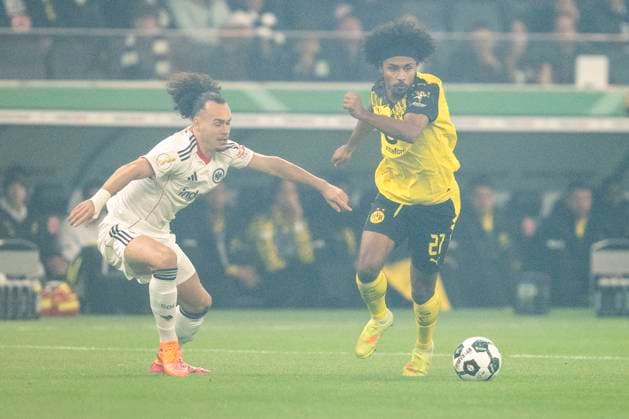 28.10.2025: Fußball: DFB Pokal, 2. Runde: Eintracht Frankfurt - Borussia Dortmund im Deutsche Bank Park. Arthur Theate (Eintracht Frankfurt) (l) und Karim Adeyemi (Borussia Dortmund) kämpfen um den Ball. WICHTIGER HINWEIS: Gemäß den Vorgaben der DFL und des DFB ist es untersagt, in dem Stadion und oder vom Spiel angefertigte Fotoaufnahmen in Form von Sequenzbildern und oder videoähnlichen Fotostrecken zu verwerten bzw. verwerten zu lassen. Copyright: xDavidxInderliedx