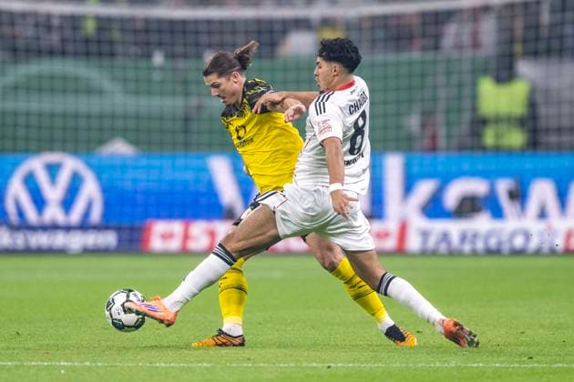 28.10.2025: Fußball: DFB Pokal, 2. Runde: Eintracht Frankfurt - Borussia Dortmund im Deutsche Bank Park. Marcel Sabitzer (Borussia Dortmund) (l) und Fares Chaibi (Eintracht Frankfurt) kämpfen um den Ball. WICHTIGER HINWEIS: Gemäß den Vorgaben der DFL und des DFB ist es untersagt, in dem Stadion und oder vom Spiel angefertigte Fotoaufnahmen in Form von Sequenzbildern und oder videoähnlichen Fotostrecken zu verwerten bzw. verwerten zu lassen. Copyright: xDavidxInderliedx