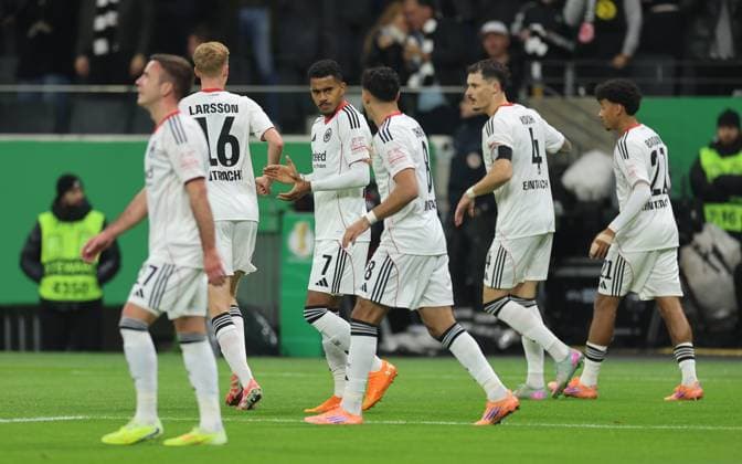 28.10.2025, Fussball DFB-Pokal 2. Runde, Eintracht Frankfurt - Borussia Dortmund, v.l., Torjubel zum 1:0 durch Ansgar Knauff (Eintracht Frankfurt), Goal celebration, celebrate the goal DFL DFB REGULATIONS PROHIBIT ANY USE OF PHOTOGRAPHS AS IMAGE SEQUENCES AND OR QUASI-VIDEO. xdcx Copyright: HMBxMedia Claus