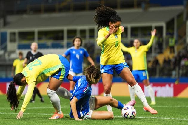 Italy s Sofia Cantore fights for the ball with Brazil s Mariza Nascimento Silva and Brazil s Yasmin Assis Ribeiro during the International Friendly, Länderspiel, Nationalmannschaft women s soccer match between Italy and Brazil at Ennio Tardini Stadium in Parma, North Italy, Tuesday, October 28, 2025. Soccer  Copyright: xMassimoxPaolone LaPressex