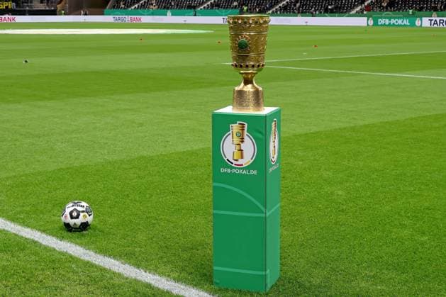 Frankfurt, Deutschland 28. Oktober 2025: DFB Pokal - 2025 2026 - Eintracht Frankfurt vs. Borussia Dortmund Im Bild: Der Original DFB-Pokal am Spielfeldrand aufgestellt mit Derby Star Spielball. DFB regulations prohibit any use of photographs as image sequences and or quasi-video Deutsche Bank Park Hessen Copyright: xFotostandx xRacochax