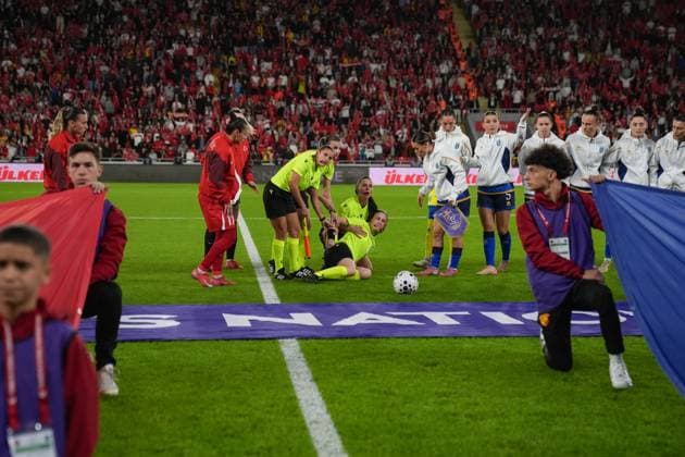 Turkiye v Kosovo - UEFA Nations League IZMIR, TURKIYE - OCTOBER 28: The referee Michalina Diakow collapses on the ground while the national anthems are being played ahead of the UEFA Nations League B play-off return match between Turkiye and Kosovo at the Gursel Aksel Stadium in Izmir, Turkiye on October 28, 2025. Lokman Ilhan Anadolu Izmir Turkey. Editorial use only. Please get in touch for any other usage.  Copyright: x2025xAnadoluxLokmanxIlhanx