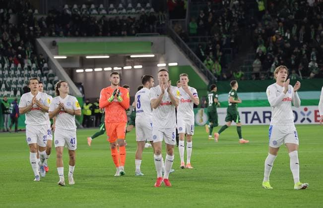 Timon Weiner (Holstein Kiel) Fussball, Saison 2025 2026, Maenner, Herren, DFB Pokal, 2. Hauptrunde, Volkswagenarena Wolfsburg, VfL Wolfsburg gegen Holstein Kiel DFL REGULATIONS PROHIBIT ANY USE OF PHOTOGRAPHS AS IMAGE SEQUENCES AND OR QUASI-VIDEO.