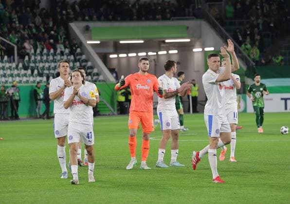 Timon Weiner (Holstein Kiel) Fussball, Saison 2025 2026, Maenner, Herren, DFB Pokal, 2. Hauptrunde, Volkswagenarena Wolfsburg, VfL Wolfsburg gegen Holstein Kiel DFL REGULATIONS PROHIBIT ANY USE OF PHOTOGRAPHS AS IMAGE SEQUENCES AND OR QUASI-VIDEO.