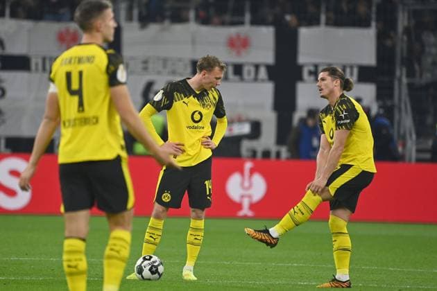 v.re:Marcel SABITZER (Borussia Dortmund), Maximilian BEIER (Borussia Dortmund), Nico SCHLOTTERBECK (Borussia Dortmund) , Enttaeuschung,Frust,enttaeuscht, frustriert,niedergeschlagen, Fussball DFB Pokal , 2.Runde Eintracht Frankfurt - Borussia Dortmund am 28.10..2025 , DEUTSCHE BANK PARK Saison 2025 2026,