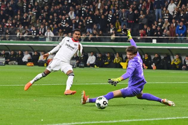 Tor Ansgar KNAUFF (Eintracht Frankfurt) zum 1-0,Aktion,Torschuss gegen Torwart Gregor KOBEL (Borussia Dortmund). Fussball DFB Pokal , 2.Runde Eintracht Frankfurt - Borussia Dortmund am 28.10..2025 , DEUTSCHE BANK PARK Saison 2025 2026,