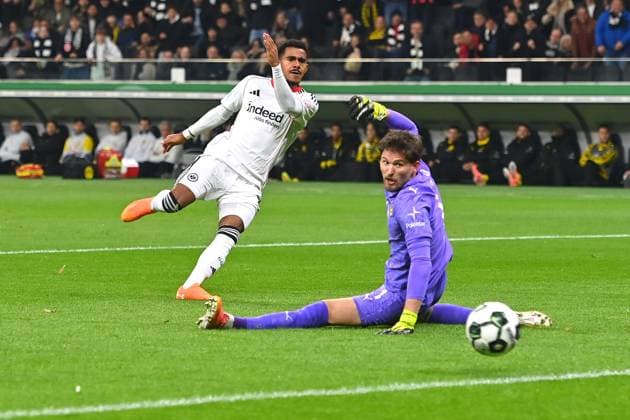 Tor Ansgar KNAUFF (Eintracht Frankfurt) zum 1-0,Aktion,Torschuss gegen Torwart Gregor KOBEL (Borussia Dortmund). Fussball DFB Pokal , 2.Runde Eintracht Frankfurt - Borussia Dortmund am 28.10..2025 , DEUTSCHE BANK PARK Saison 2025 2026,