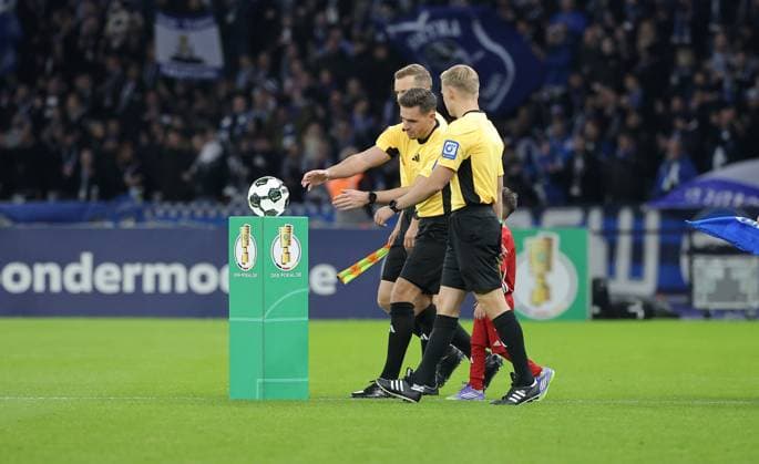 Schiedsrichter Tom Bauer und Assistenten vor dem Spiel Fußball Fussball DFB Pokal 2. Runde Herren Saison 2025 2026 28.10.2025 Hertha BSC Berlin vs. SV Elversberg DFL regulations prohibit any use of photographs as image sequences and or quasi-video
