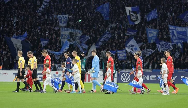Mannschaften beim Einlaufen Fußball Fussball DFB Pokal 2. Runde Herren Saison 2025 2026 28.10.2025 Hertha BSC Berlin vs. SV Elversberg DFL regulations prohibit any use of photographs as image sequences and or quasi-video
