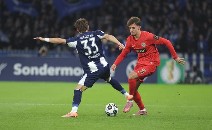 Michal Karbownik, Otto Emerson Stange Zweikampf Spielszene Aktion Fußball Fussball DFB Pokal 2. Runde Herren Saison 2025 2026 28.10.2025 Hertha BSC Berlin vs. SV Elversberg DFL regulations prohibit any use of photographs as image sequences and or quasi-video