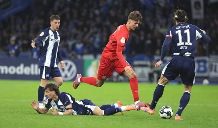 Michal Karbownik, Otto Emerson Stange, Fabian Reese Zweikampf Spielszene Aktion Fußball Fussball DFB Pokal 2. Runde Herren Saison 2025 2026 28.10.2025 Hertha BSC Berlin vs. SV Elversberg DFL regulations prohibit any use of photographs as image sequences and or quasi-video