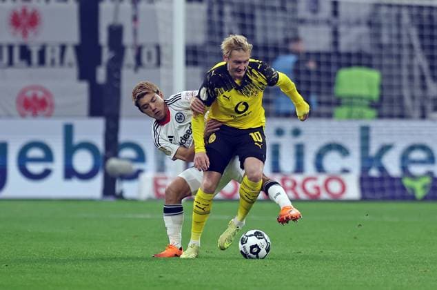 28.10.2025, xovx, Fußball DFB-Pokal, 2. Runde, Eintracht Frankfurt - Borussia Dortmund v.l. Ritsu Doan (Eintracht Frankfurt).Julian Brandt (Borussia Dortmund) (DFL DFB REGULATIONS PROHIBIT ANY USE OF PHOTOGRAPHS as IMAGE SEQUENCES and or QUASI-VIDEO) emspor Frankfurt am Main