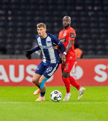 Fußball, Herren, Saison 2025 2026, DFB-Pokal (2. Runde), Hertha BSC - SV Elversberg, v. l. Michael Cuisance (Hertha BSC), Amara Conde (Elversberg), 28.10.2025, Copyright: xSebastianxRäppold MatthiasxKochx