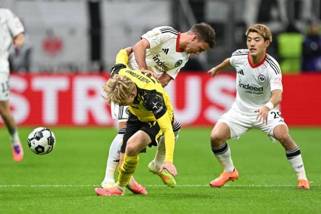 Daniel Svensson (Dortmund, 24) im Zweikampf mit Mario Götze (Eintracht Frankfurt, 27), GER, Eintracht Frankfurt vs Borussia Dortmund Fussball DFB Pokal, 2. Runde, Saison 2025 2026, 28.10.2025. DFB regulations prohibit any use of photographs as image sequences and or quasi-video GER, Eintracht Frankfurt vs Borussia Dortmund Fussball DFB Pokal, 2. Runde, Saison 2025 2026, 28.10.2025. Frankfurt am Main Copyright: xEibner-Pressefoto FlorianxWiegandx EP_FWD