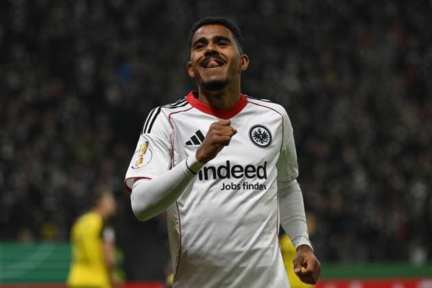 28.10.2025, xpsx, Fussball DFB Pokal 2.Runde, Eintracht Frankfurt - Borussia Dortmund v.l. Torjubel nach dem Tor zum celebrating the goal celebrate 1:0 durch Ansgar Knauff (Eintracht Frankfurt) (DFL DFB REGULATIONS PROHIBIT ANY USE OF PHOTOGRAPHS as IMAGE SEQUENCES and or QUASI-VIDEO) Frankfurt am Main