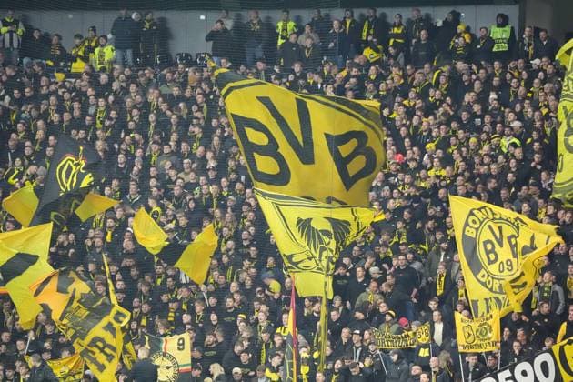 Dortmunder Fans mit ihren Fahnen - Frankfurt 28.10.2025: Eintracht Frankfurt vs. Borussia Dortmund, Deutsche Bank Park, 2. Runde DFB-Pokal