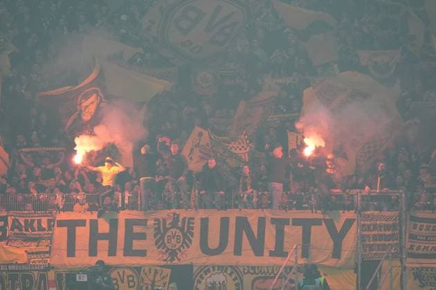 Dortmunder Fans mit Pyrotechnik - Frankfurt 28.10.2025: Eintracht Frankfurt vs. Borussia Dortmund, Deutsche Bank Park, 2. Runde DFB-Pokal