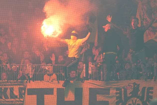 Dortmunder Fans mit Pyrotechnik - Frankfurt 28.10.2025: Eintracht Frankfurt vs. Borussia Dortmund, Deutsche Bank Park, 2. Runde DFB-Pokal