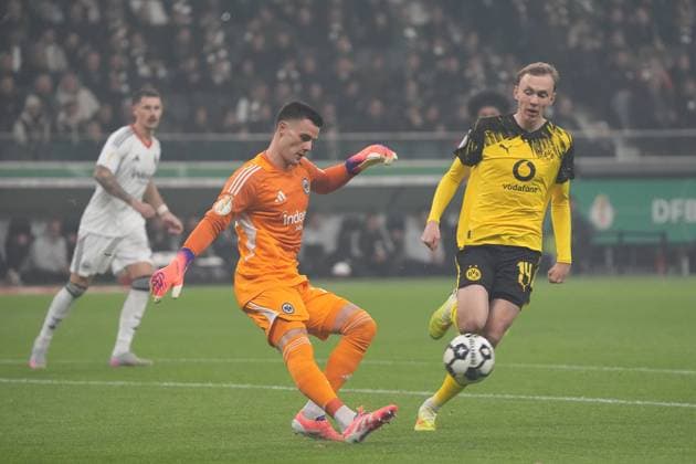 Torwart Michael Zetterer (Eintracht Frankfurt, 23) gegen Maximilian Beier (Borussia Dortmund, BVB) - Frankfurt 28.10.2025: Eintracht Frankfurt vs. Borussia Dortmund, Deutsche Bank Park, 2. Runde DFB-Pokal