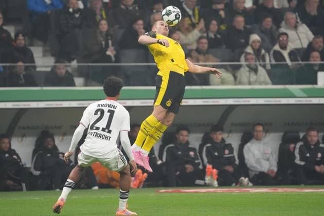 Daniel Svensson (Borussia Dortmund, BVB) gegen Nathaniel Brown (Eintracht Frankfurt, 21) - Frankfurt 28.10.2025: Eintracht Frankfurt vs. Borussia Dortmund, Deutsche Bank Park, 2. Runde DFB-Pokal