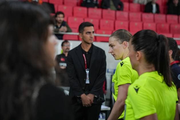 Turkiye v Kosovo - UEFA Nations League IZMIR, TURKIYE - OCTOBER 28: The referee Michalina Diakow is being taken into the dressing room after she collapses on the ground while the national anthems were being played ahead of the UEFA Nations League B play-off return match between Turkiye and Kosovo at the Gursel Aksel Stadium in Izmir, Turkiye on October 28, 2025. Lokman Ilhan Anadolu Izmir Turkey. Editorial use only. Please get in touch for any other usage.  Copyright: x2025xAnadoluxLokmanxIlhanx