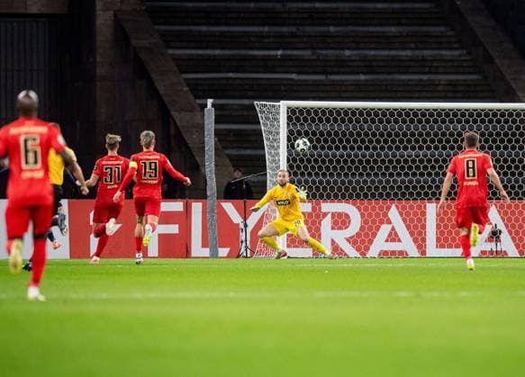 Fußball, Herren, Saison 2025 2026, DFB-Pokal (2. Runde), Hertha BSC - SV Elversberg, v. l. Michael Cuisance (Hertha BSC) erzielt das Tor zum 1:0 gegen Torhüter Nicolas Kristof (Elversberg), 28.10.2025, Copyright: xSebastianxRäppold MatthiasxKochx