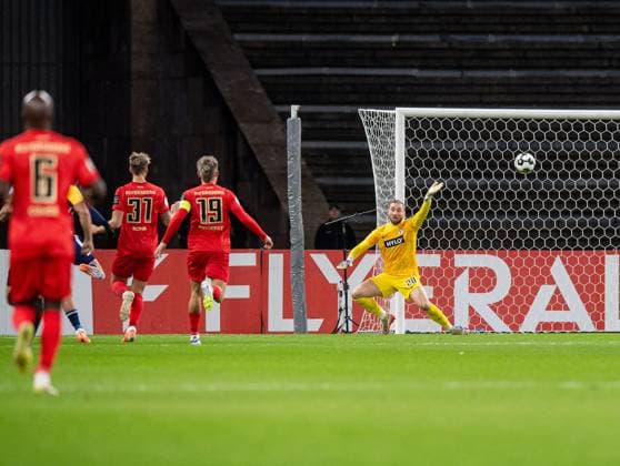 Fußball, Herren, Saison 2025 2026, DFB-Pokal (2. Runde), Hertha BSC - SV Elversberg, v. l. Michael Cuisance (Hertha BSC) erzielt das Tor zum 1:0 gegen Torhüter Nicolas Kristof (Elversberg), 28.10.2025, Copyright: xSebastianxRäppold MatthiasxKochx