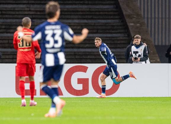 Fußball, Herren, Saison 2025 2026, DFB-Pokal (2. Runde), Hertha BSC - SV Elversberg, Michael Cuisance (Hertha BSC), Jubel nach Tor zum 1:0, 28.10.2025, Copyright: xSebastianxRäppold MatthiasxKochx