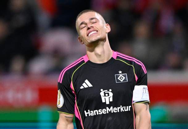 Miro Muheim Hamburger SV HSV (28) Enttaeuschung enttaeuscht nach vergebener Torchance Gestik Geste 1. FC Heidenheim 1846 FCH vs Hamburger SV HSV DFB-Pokal Zweite Runde 28.10.2025 DFL REGULATIONS PROHIBIT ANY USE OF PHOTOGRAPHS AS IMAGE SEQUENCES AND OR QUASI-VIDEO 1. FC Heidenheim 1846 FCH vs Hamburger SV HSV