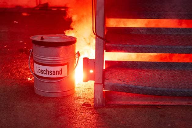 26.10.2025, Fussball, DFB-Pokal, 2.Runde, Saison 2025 2026, Eintracht Frankfurt - Borussia Dortmund, Pyrotechnik xRHR-FOTO TKx Copyright: RHR-FOTOx RHR-FOTO TK