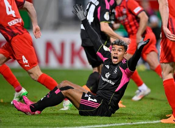 Strafraumszene, Torraumszene Ransford Koenigsdoerffer Hamburger SV HSV (11) fordert Elfmeter, Strafstoss Gestik Geste 1. FC Heidenheim 1846 FCH vs Hamburger SV HSV DFB-Pokal Zweite Runde 28.10.2025 DFL REGULATIONS PROHIBIT ANY USE OF PHOTOGRAPHS AS IMAGE SEQUENCES AND OR QUASI-VIDEO 1. FC Heidenheim 1846 FCH vs Hamburger SV HSV
