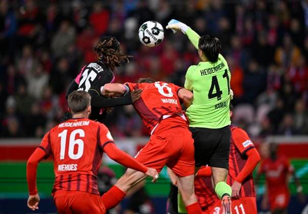 Strafraumszene, Torraumszene Torwart Diant Ramaj 1. FC Heidenheim 1846 FCH (41) Faustabwehr Aktion gegen Jordan Torunarigha Hamburger SV HSV (25) Patrick Mainka 1. FC Heidenheim 1846 FCH (06) Julian Niehues 1. FC Heidenheim 1846 FCH (16) 1. FC Heidenheim 1846 FCH vs Hamburger SV HSV DFB-Pokal Zweite Runde 28.10.2025 DFL REGULATIONS PROHIBIT ANY USE OF PHOTOGRAPHS AS IMAGE SEQUENCES AND OR QUASI-VIDEO 1. FC Heidenheim 1846 FCH vs Hamburger SV HSV