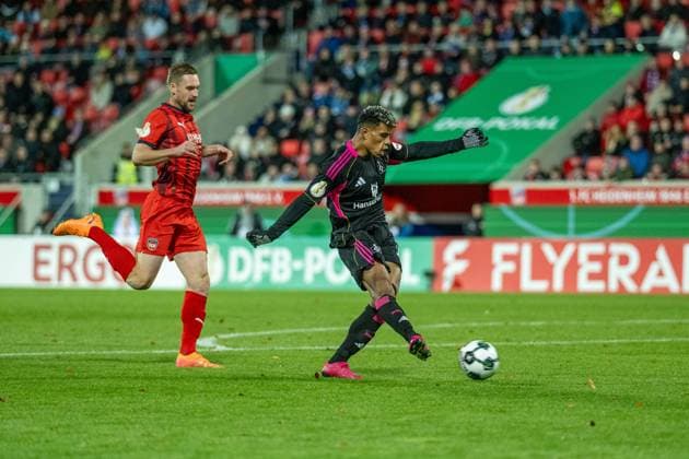 Patrick Mainka (FC Heidenheim, 06), Ransford-Yeboah Koenigsdoerffer (Hamburger SV, 11), GER, 1. FC Heidenheim vs. Hamburger SV, Fussball, DFB Pokal, 2. Runde, Spielzeit 2025 2026, 28.10.2025, DFL DFB REGULATIONS PROHIBIT ANY USE OF PHOTOGRAPHS AS IMAGE SEQUENCES AND OR QUASI-VIDEO, GER, 1. FC Heidenheim vs. Hamburger SV, Fussball, DFB Pokal, 2. Runde, Spielzeit 2025 2026, 28.10.2025 Heidenheim Copyright: xEibner-Pressefotox EP_EER