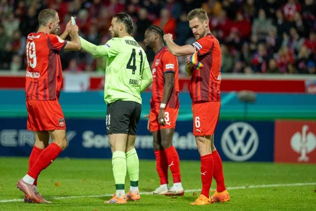 Jonas Foehrenbach (FC Heidenheim, 19), Diant Ramaj (FC Heidenheim, 41), Omar Haktab Traore (FC Heidenheim, 23), Patrick Mainka (FC Heidenheim, 06), GER, 1. FC Heidenheim vs. Hamburger SV, Fussball, DFB Pokal, 2. Runde, Spielzeit 2025 2026, 28.10.2025, DFL DFB REGULATIONS PROHIBIT ANY USE OF PHOTOGRAPHS AS IMAGE SEQUENCES AND OR QUASI-VIDEO, GER, 1. FC Heidenheim vs. Hamburger SV, Fussball, DFB Pokal, 2. Runde, Spielzeit 2025 2026, 28.10.2025 Heidenheim Copyright: xEibner-Pressefotox EP_EER