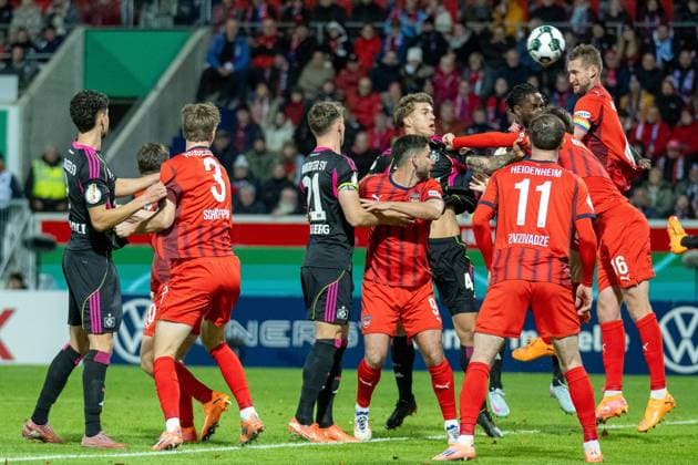 Sebastian Schonlau (Hamburger SV, 04), Omar Haktab Traore (FC Heidenheim, 23), Patrick Mainka (FC Heidenheim, 06), GER, 1. FC Heidenheim vs. Hamburger SV, Fussball, DFB Pokal, 2. Runde, Spielzeit 2025 2026, 28.10.2025, DFL DFB REGULATIONS PROHIBIT ANY USE OF PHOTOGRAPHS AS IMAGE SEQUENCES AND OR QUASI-VIDEO, GER, 1. FC Heidenheim vs. Hamburger SV, Fussball, DFB Pokal, 2. Runde, Spielzeit 2025 2026, 28.10.2025 Heidenheim Copyright: xEibner-Pressefotox EP_EER