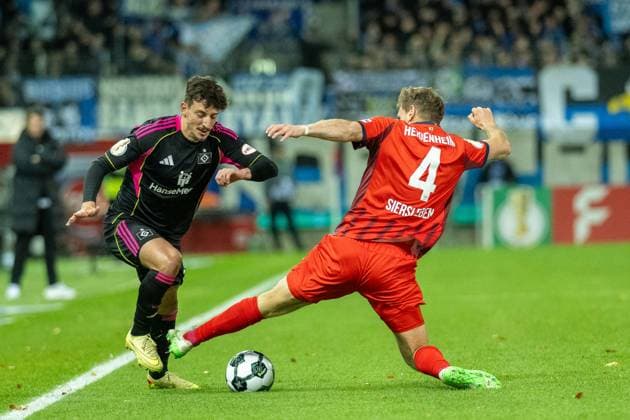 Giorgi Gocholeishvili (Hamburger SV, 16), Tim Siersleben (FC Heidenheim, 04), GER, 1. FC Heidenheim vs. Hamburger SV, Fussball, DFB Pokal, 2. Runde, Spielzeit 2025 2026, 28.10.2025, DFL DFB REGULATIONS PROHIBIT ANY USE OF PHOTOGRAPHS AS IMAGE SEQUENCES AND OR QUASI-VIDEO, GER, 1. FC Heidenheim vs. Hamburger SV, Fussball, DFB Pokal, 2. Runde, Spielzeit 2025 2026, 28.10.2025 Heidenheim Copyright: xEibner-Pressefotox EP_EER