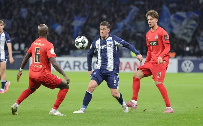 Amara Conde, Diego Demme, Otto Emerson Stange Zweikampf Spielszene Aktion Fußball Fussball DFB Pokal 2. Runde Herren Saison 2025 2026 28.10.2025 Hertha BSC Berlin vs. SV Elversberg DFL regulations prohibit any use of photographs as image sequences and or quasi-video