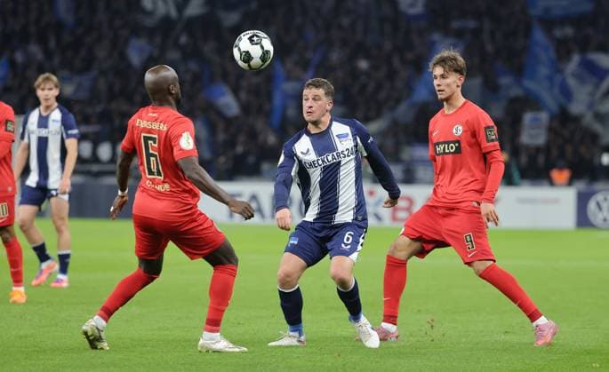 Amara Conde, Diego Demme, Otto Emerson Stange Zweikampf Spielszene Aktion Fußball Fussball DFB Pokal 2. Runde Herren Saison 2025 2026 28.10.2025 Hertha BSC Berlin vs. SV Elversberg DFL regulations prohibit any use of photographs as image sequences and or quasi-video
