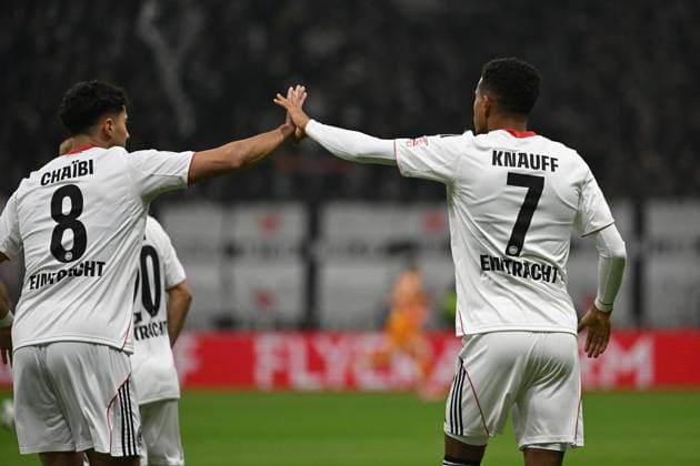 28.10.2025, xpsx, Fussball DFB Pokal 2.Runde, Eintracht Frankfurt - Borussia Dortmund v.l. Torjubel nach dem Tor zum celebrating the goal celebrate 1:0 durch Ansgar Knauff (Eintracht Frankfurt) (DFL DFB REGULATIONS PROHIBIT ANY USE OF PHOTOGRAPHS as IMAGE SEQUENCES and or QUASI-VIDEO) Frankfurt am Main