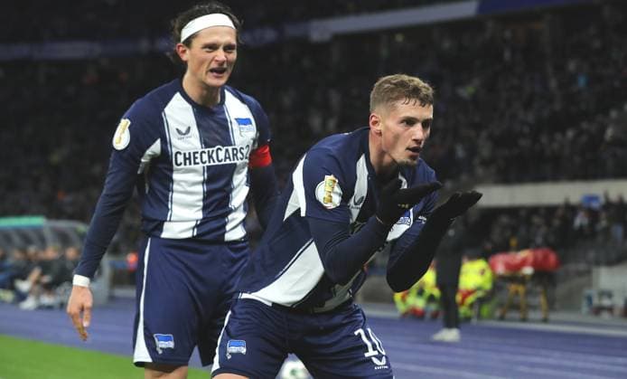 Michael Cuisance jubelt nach 1:0, Fabian Reese Freude Emotion Jubel Fußball Fussball DFB Pokal 2. Runde Herren Saison 2025 2026 28.10.2025 Hertha BSC Berlin vs. SV Elversberg DFL regulations prohibit any use of photographs as image sequences and or quasi-video
